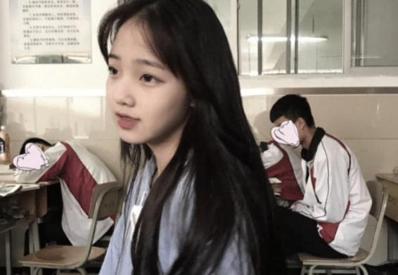 为了防止中学生早恋，校长绞尽脑汁，专门设计一套“特殊”校服