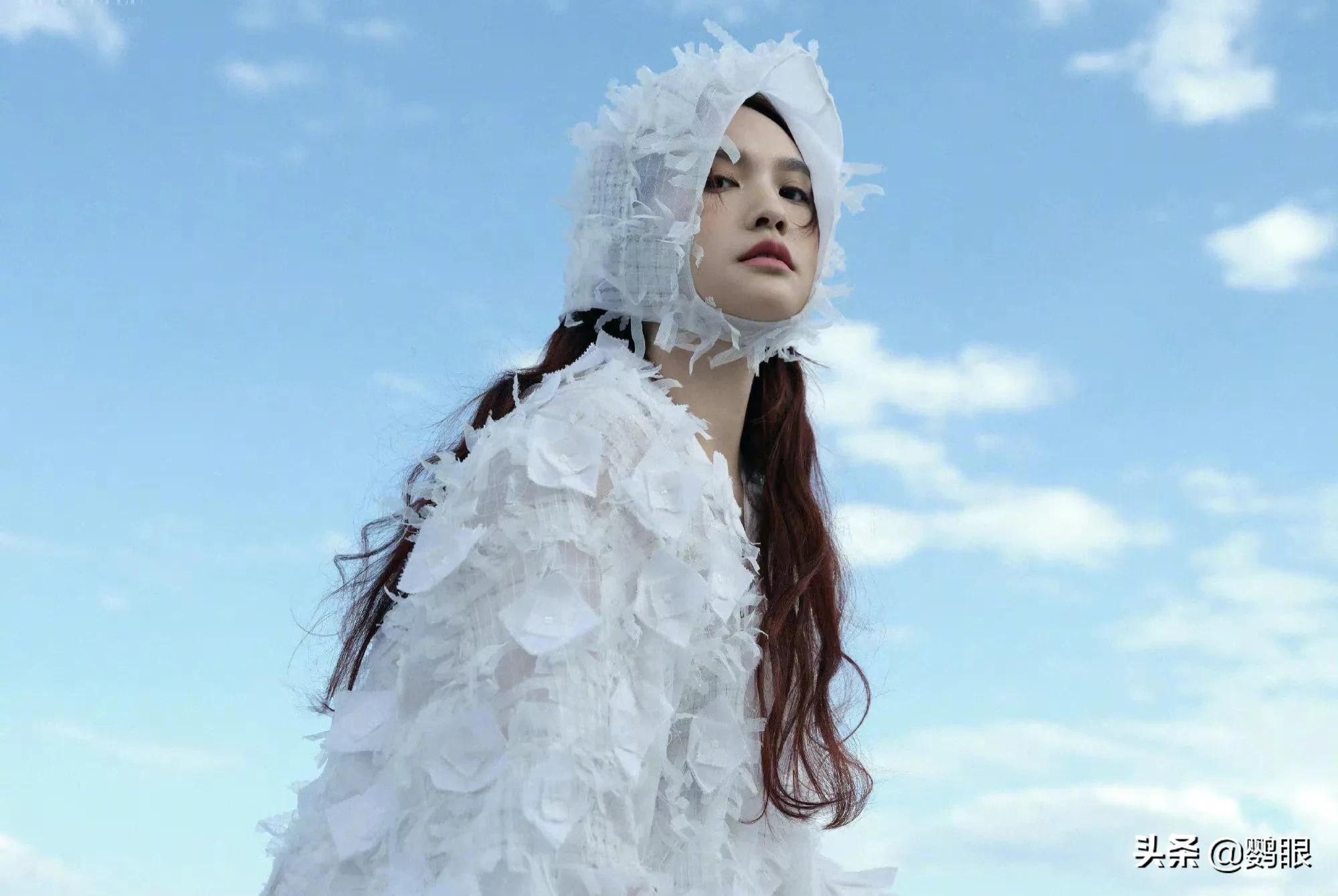 杨丞琳最新瑞丽写真，天空十分美，人更美