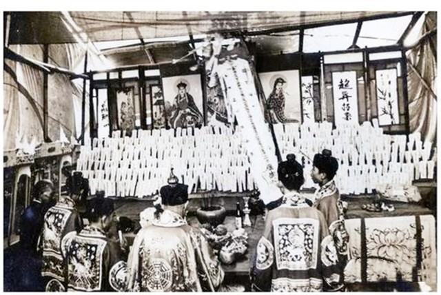 60年代末，最后一任张天师撒手人寰后继无人，接班乱象频出