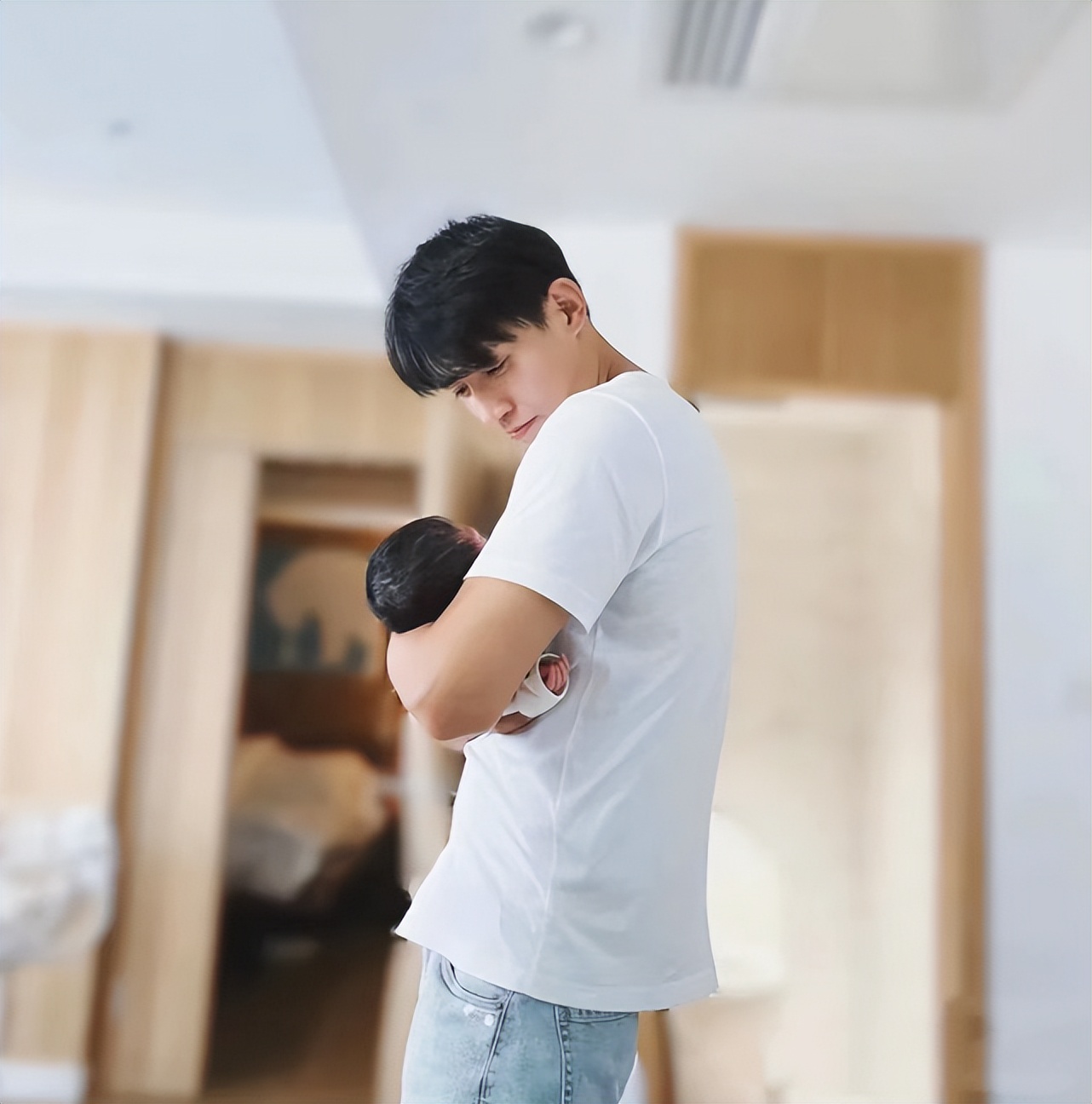 李子峰晒一家三口叠手照官宣老婆产子，双手抱娃笑容满溢，超有爱