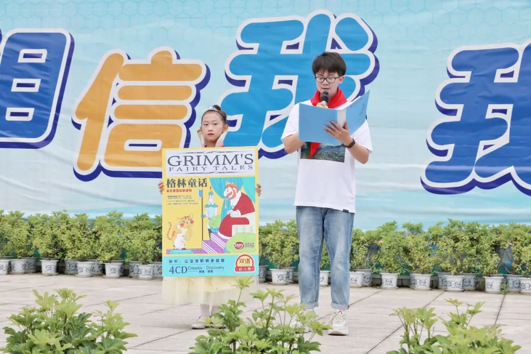 成都市双流区实验小学外国语学校兰花中队进行升旗仪式班级展示