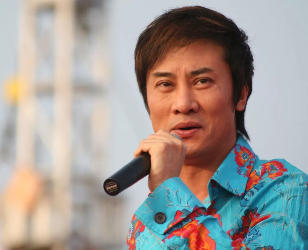 56岁知名歌手江涛面容俊俏认不出,满脸科技与狠活,评论区沦陷