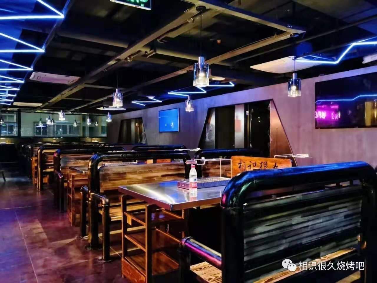 路边烧烤摊vs室内无烟烧烤加盟店 购买烧烤设备