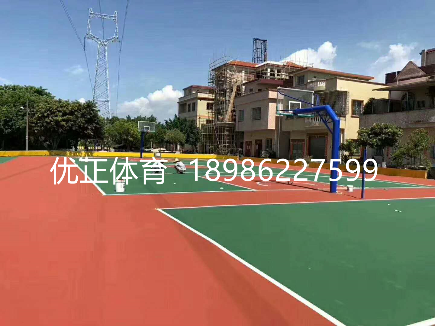 篮球场标准尺寸长宽</h2>
<p>　　按照欧洲篮球联盟修改后的规则，对于26*14m的场地。如果篮板和支架式固定设置的，在球场长度不变的情况下，球场宽度可放大到15m。</p>
<p>　　在比赛区域之外必须留出至少2m的区域，这一区域必须不能有任何障碍物，这一区域从球场界线外缘算起。只有当场地作为非正规比赛或休闲娱乐用时，才可不遵守此规定。（迷你篮球场尺寸为28*15m，发球线跑篮板之间的距离只有4m，画线同正规球场一样，但篮板较小。）</p>
<p>　　<img decoding=