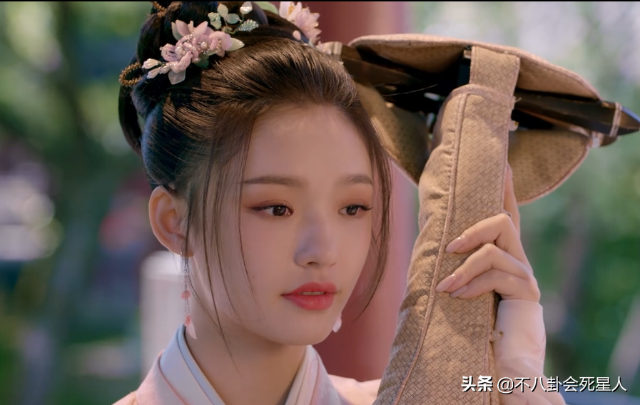 娱乐圈“一眼美人”太多了，全靠妆容造型加持，样貌缺点很明显