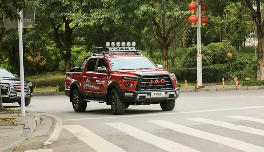 中国皮卡发展史：既能载人又能拉货，为什么在国内不受欢迎？