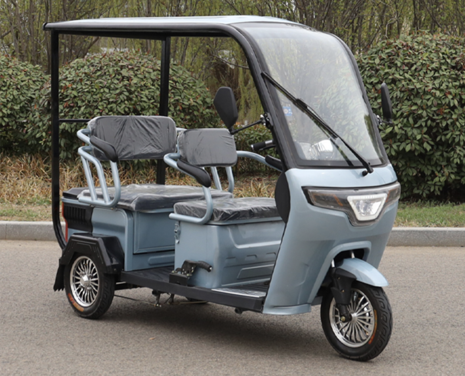 2款半棚电动三轮车来了,续航达180里,能坐3人,遮风挡雨还防晒