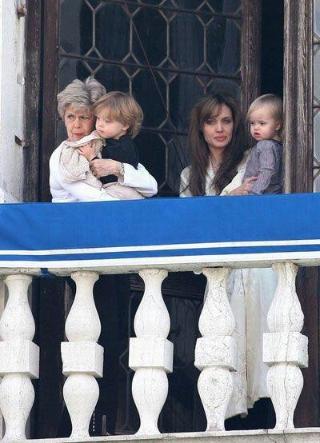 17岁希洛又美又飒!留长发穿裙子像朱莉,剪成寸头又神似皮特