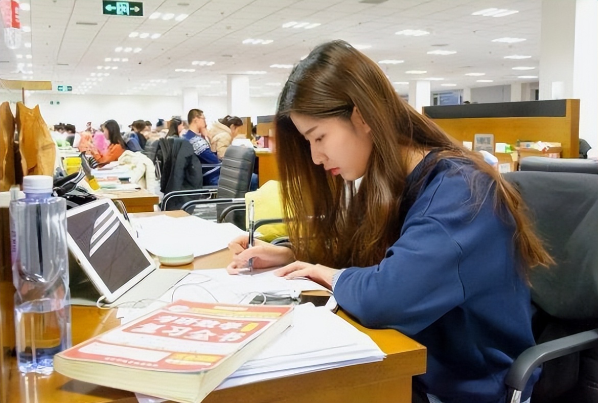 “后悔同意孩子考研”，一位陪读母亲的话，揭开不少考研人的短