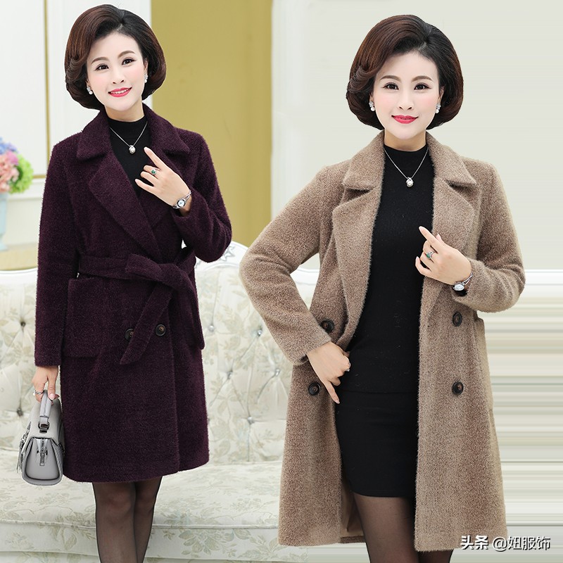 过年回家时，送给妈妈几款洋气保暖的大衣外套，让她心里美滋滋的