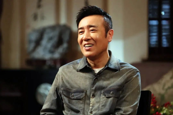 “大器晚成”于和伟：母亲反对他演戏，姐姐卖钢琴送他去戏剧学院