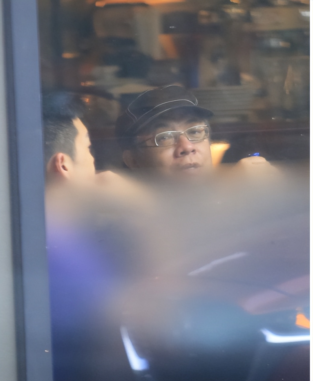 蔡康永穿一脚蹬配土味红袜，与友人外出觅食，边走边看菜单太较真