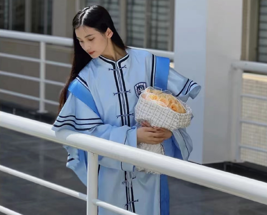 大学生自己设计的学士服，被评价“欣赏不来”，终究是太前卫了