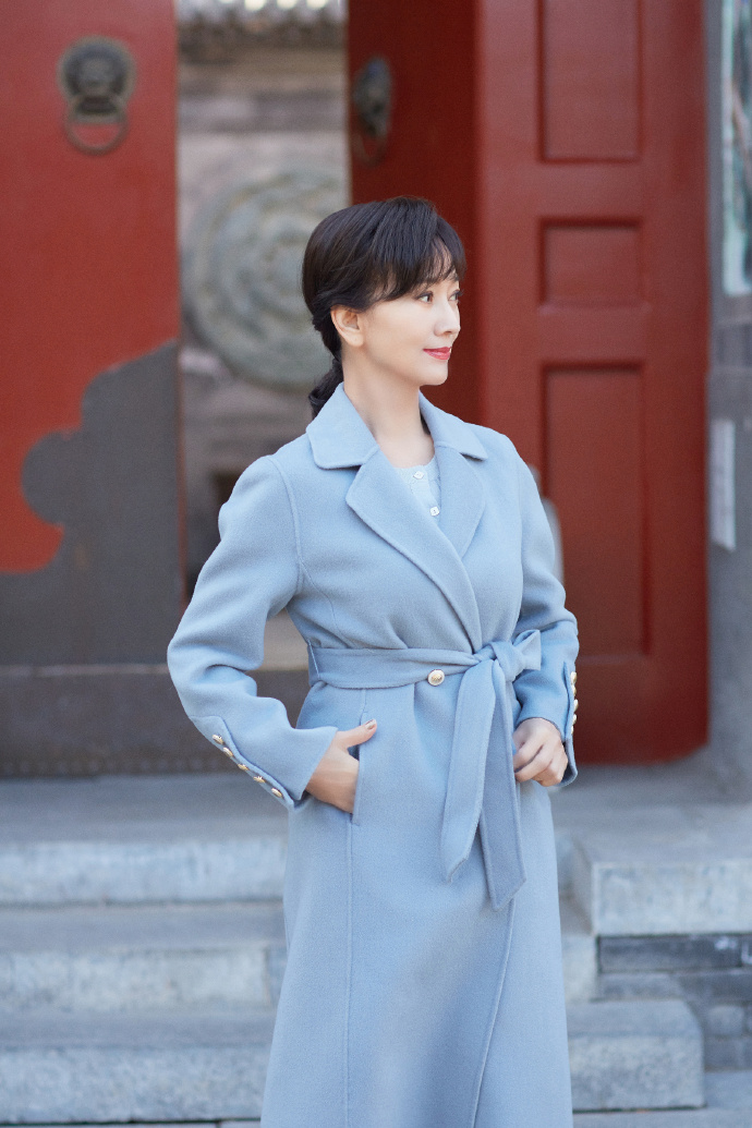 赵雅芝年过60依然时髦,穿千鸟格外套配紧身裤走机场,像个年轻人