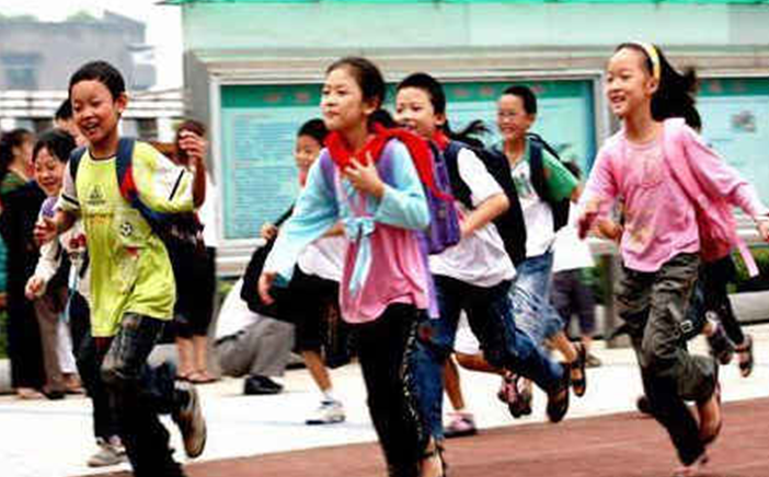 汶川地震时，扔下学生独自逃跑的老师，唯有我女儿可以用生命保护