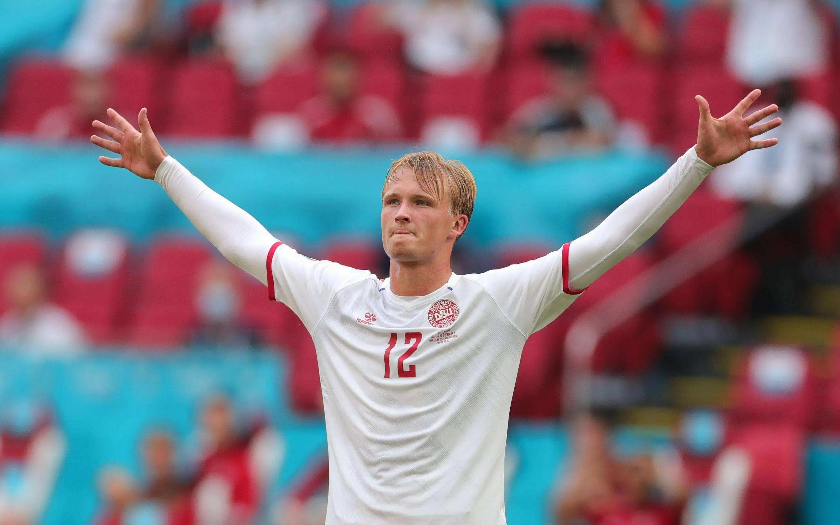 最终阵容门将:卡斯帕·舒梅切尔后卫:梅勒,克亚尔,克里斯滕森,沃斯