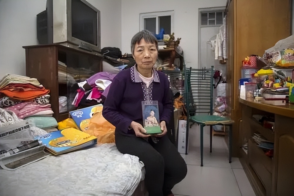 2010年36岁儿子不结婚，56岁母亲为传宗接代，直接自己生下双胞胎