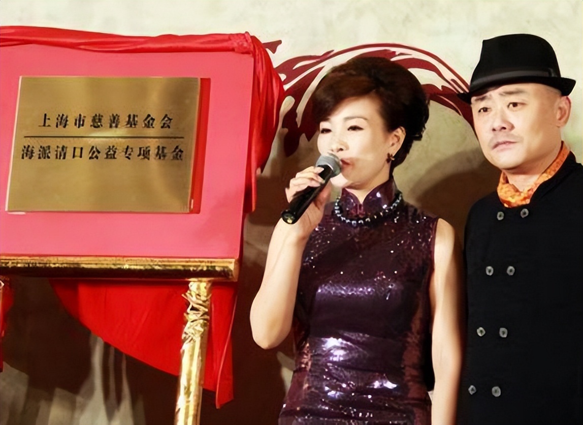 温州富豪胡洁：前夫贪污获刑16年，二婚带娃嫁周立波，送上保时捷