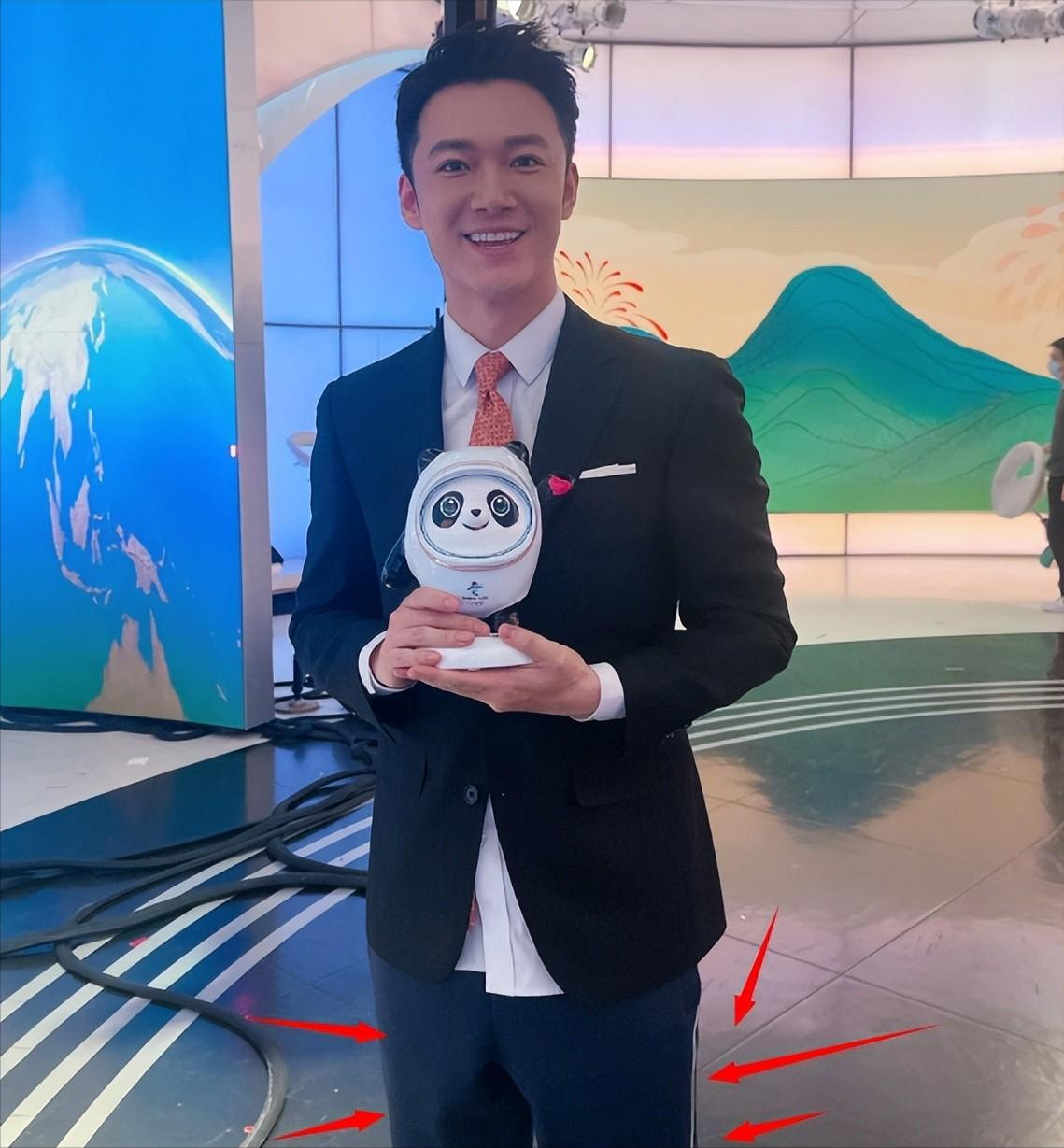13套央视在线直播(段子播报,半截西装,劈叉主持,原来央视主持人这么"