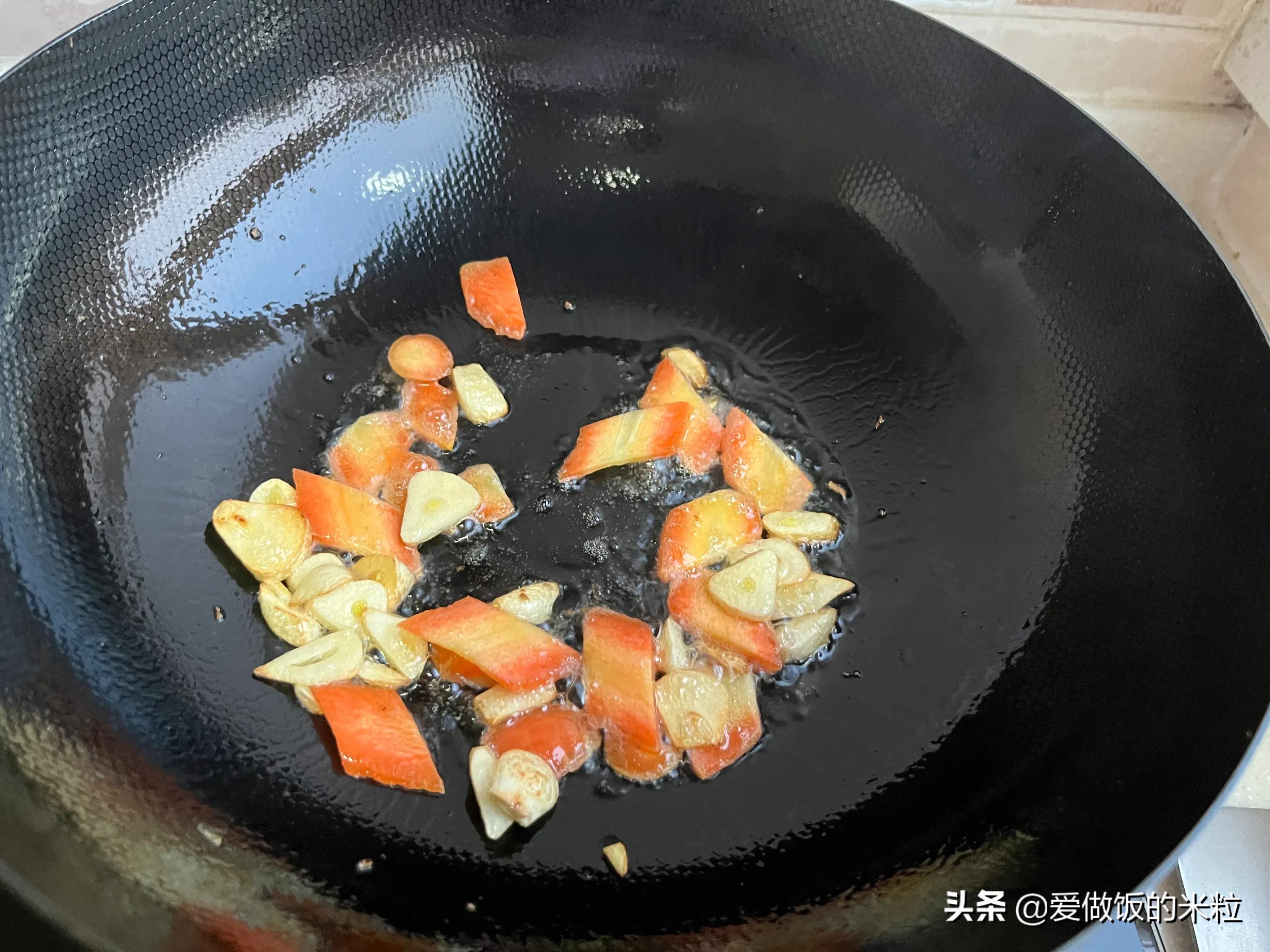 贝壳肉怎么炒才好吃（扇贝肉这么炒味道鲜美不腥气）