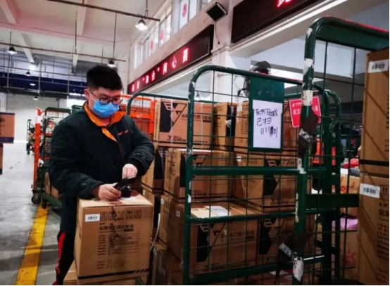 618释放两个新信号，京东唯品会加速转身，电商风向变了