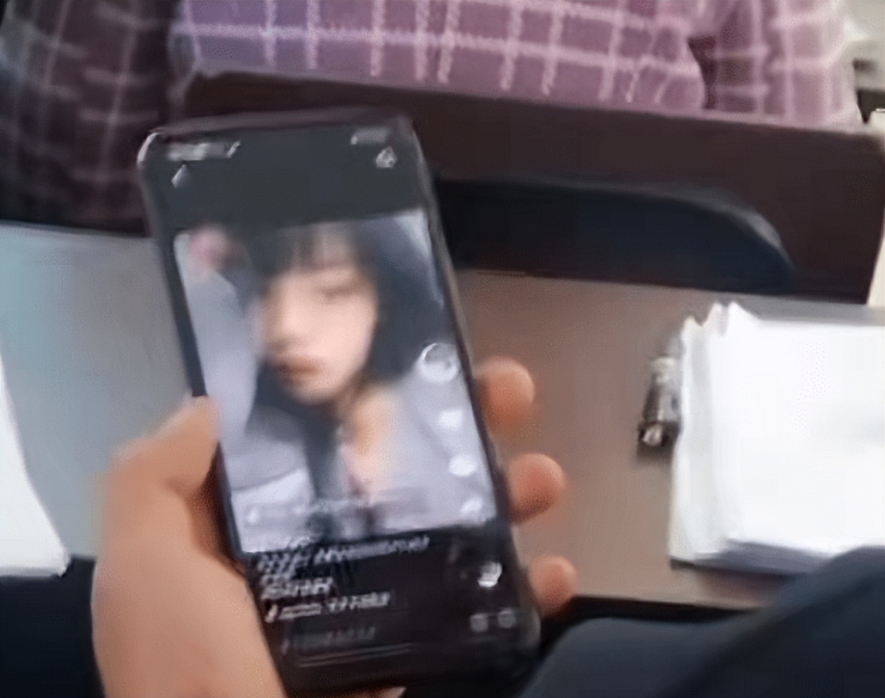 高校男生上课“刷美女”，结果本尊就坐在后排，评论区“亮了”