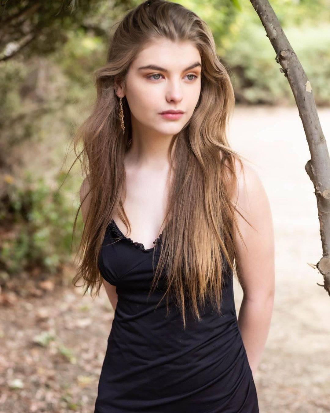 《壮志凌云》17岁女儿精致五官超抢镜，首映会上与阿汤哥亲密合影