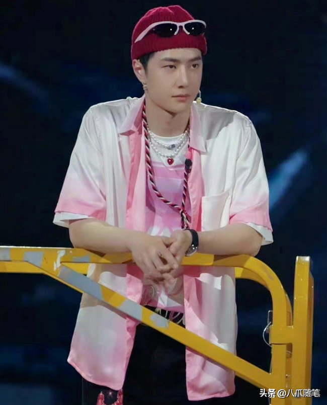 王一博影视综全面开花，小红帽造型亮相街舞5，待播电影时间已定