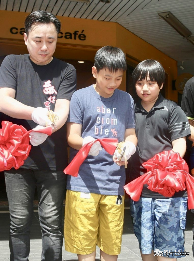 父亲啃他，他啃儿子，这个家族从未逃离童星魔咒