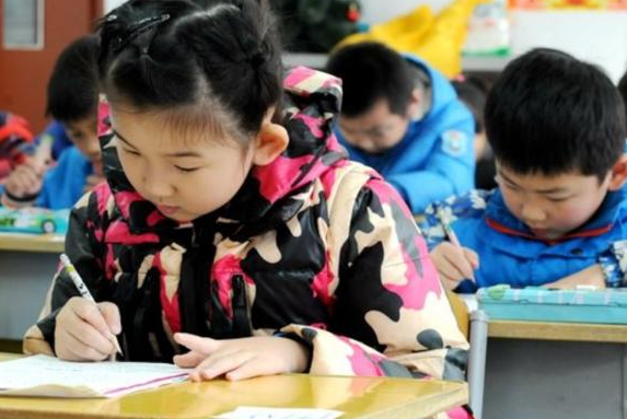 小学生用阿拉伯数字“1—10”写短文，老师却不服输，评语亮了