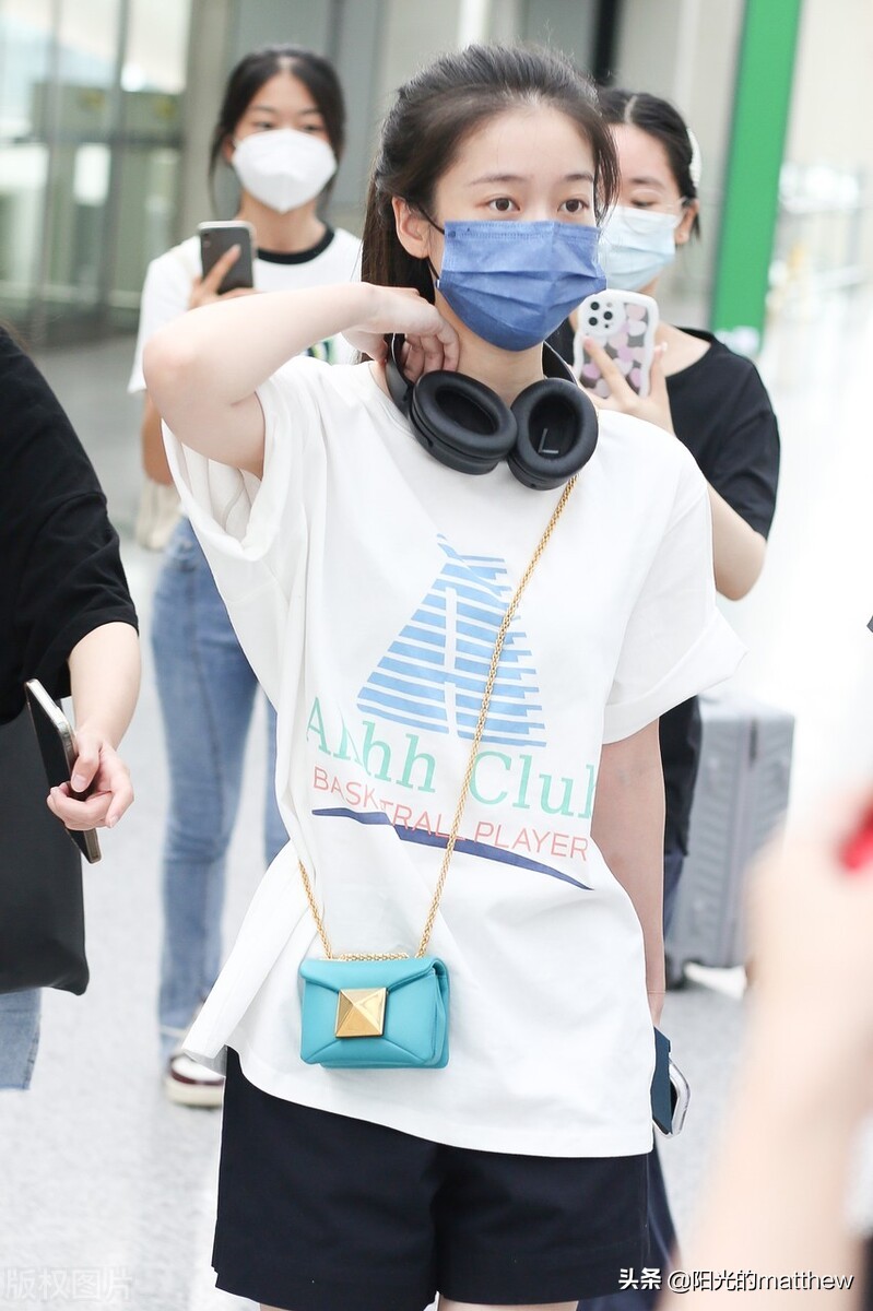 街拍：张雪迎白Tee+运动短裤+小白鞋清纯休闲