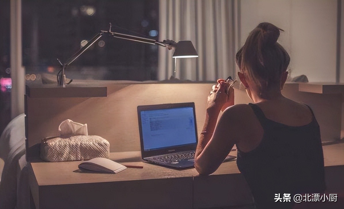 女人若不想变“黄脸婆”，建议“忌2食，饮4水”，气色好显年轻