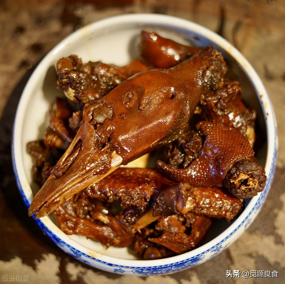 一般的狮头鹅的鹅头价格虽然贵,但也不会贵到能够卖上千元,实际上能够