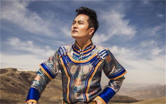 歌手云飞：落魄回乡却偶遇伯乐，成名后遭妻子离婚，今娶古典女神