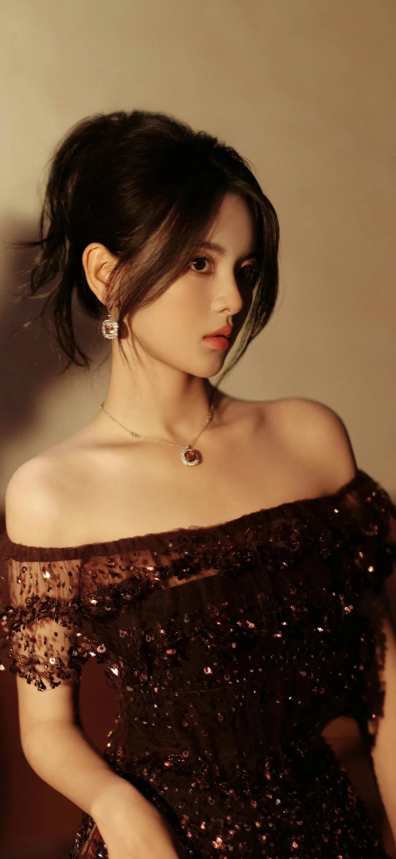 美女杨超越穿裙秀深v香肩!冰肌玉骨性感撩人