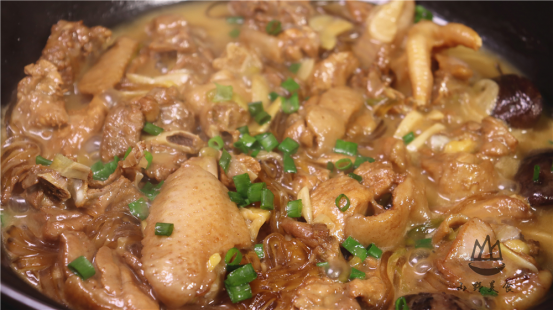 营养美味炖鸡汤：鸡肉搭配香菇枸杞，文火慢炖2小时，汤鲜肉嫩营养丰富