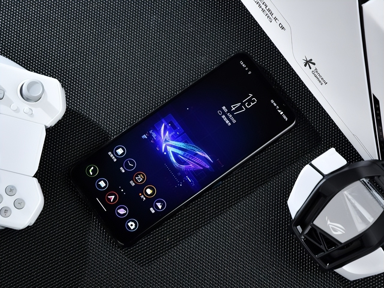 骁龙8+被榨干 腾讯ROG游戏手机6Pro图赏