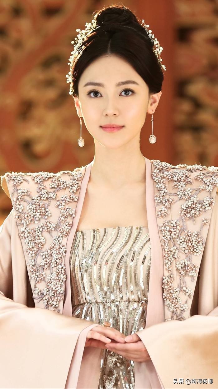 《爱格》里藏了这么多明星的早期照片？迪丽热巴、高伟光、白敬亭