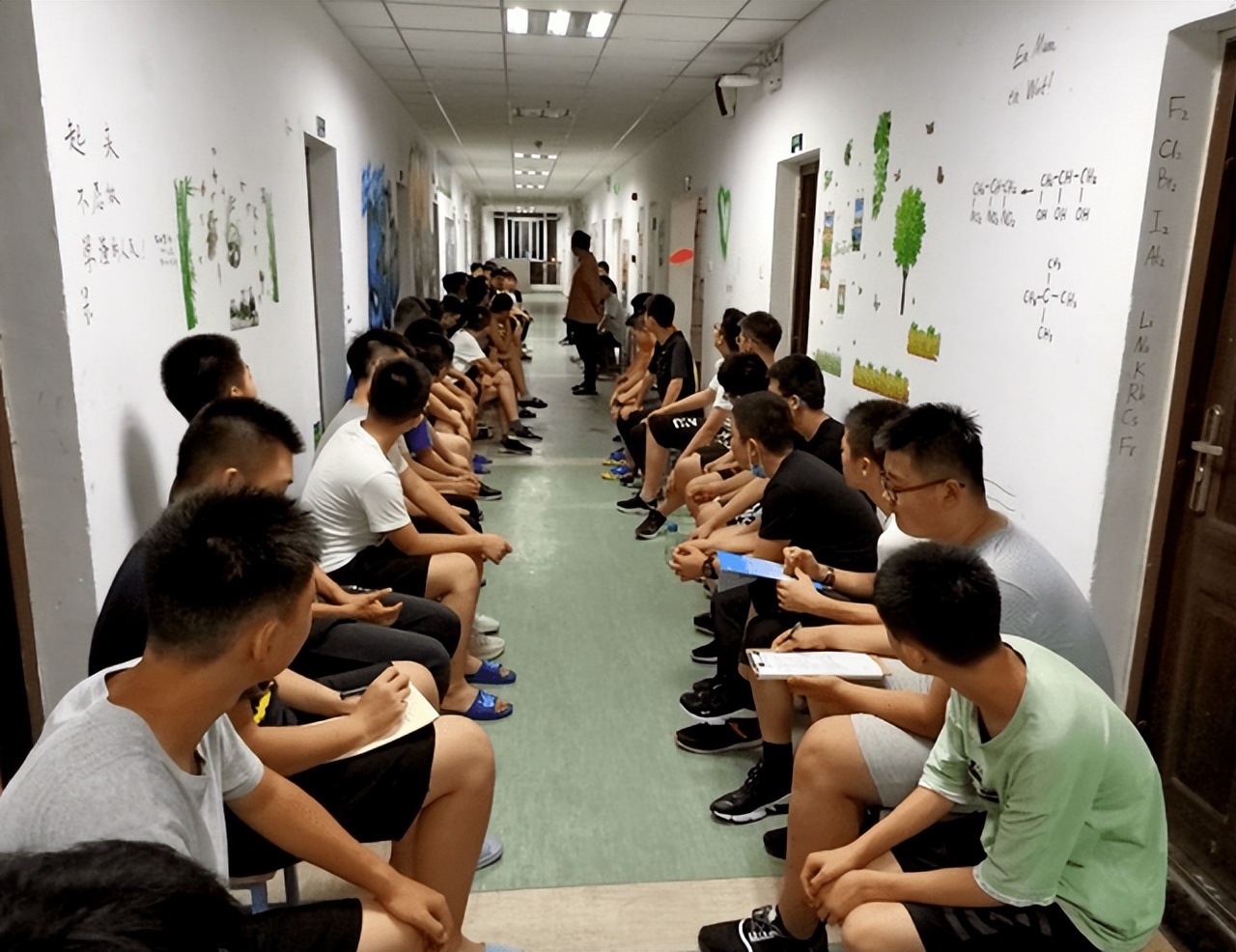 毕业多年后才发现，班级中混得最好的一直是2类学生，这1种没出息