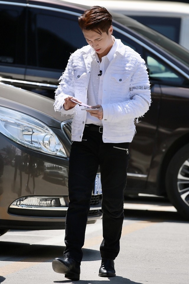 张艺兴带火了潮男夹克,羊羔毛拼接牛仔穿得时髦利落,挺有少年感