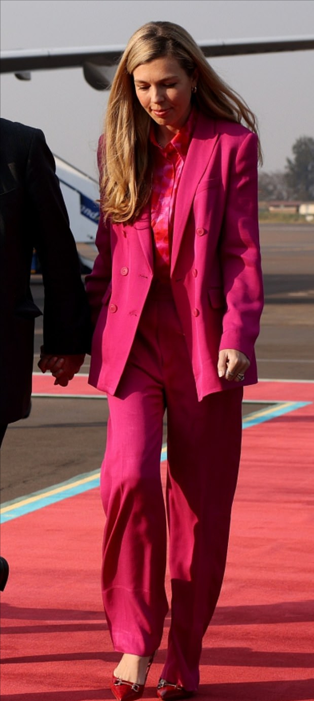英第一夫人闪耀卢旺达！芭比粉好美，穿600多Zara粉西装太节约啦