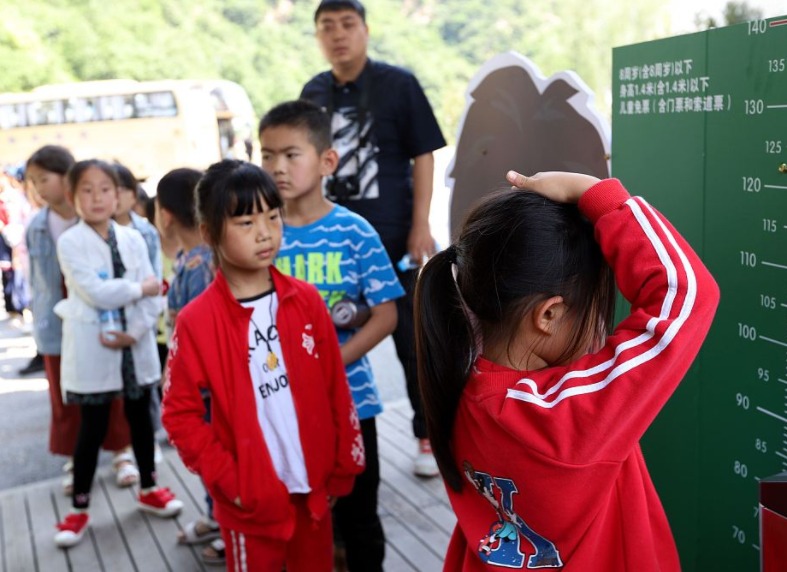 2022年儿童标准身高表出炉，各阶段标准都在，你家孩子身高达标没