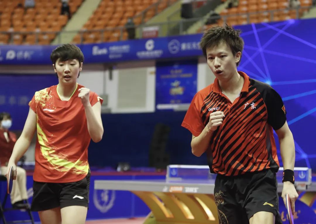 混雙乒乓球幾局贏（林高遠(yuǎn)／王曼昱4比2勝王楚欽／孫穎莎，時(shí)隔三年再奪全錦賽混雙冠軍）