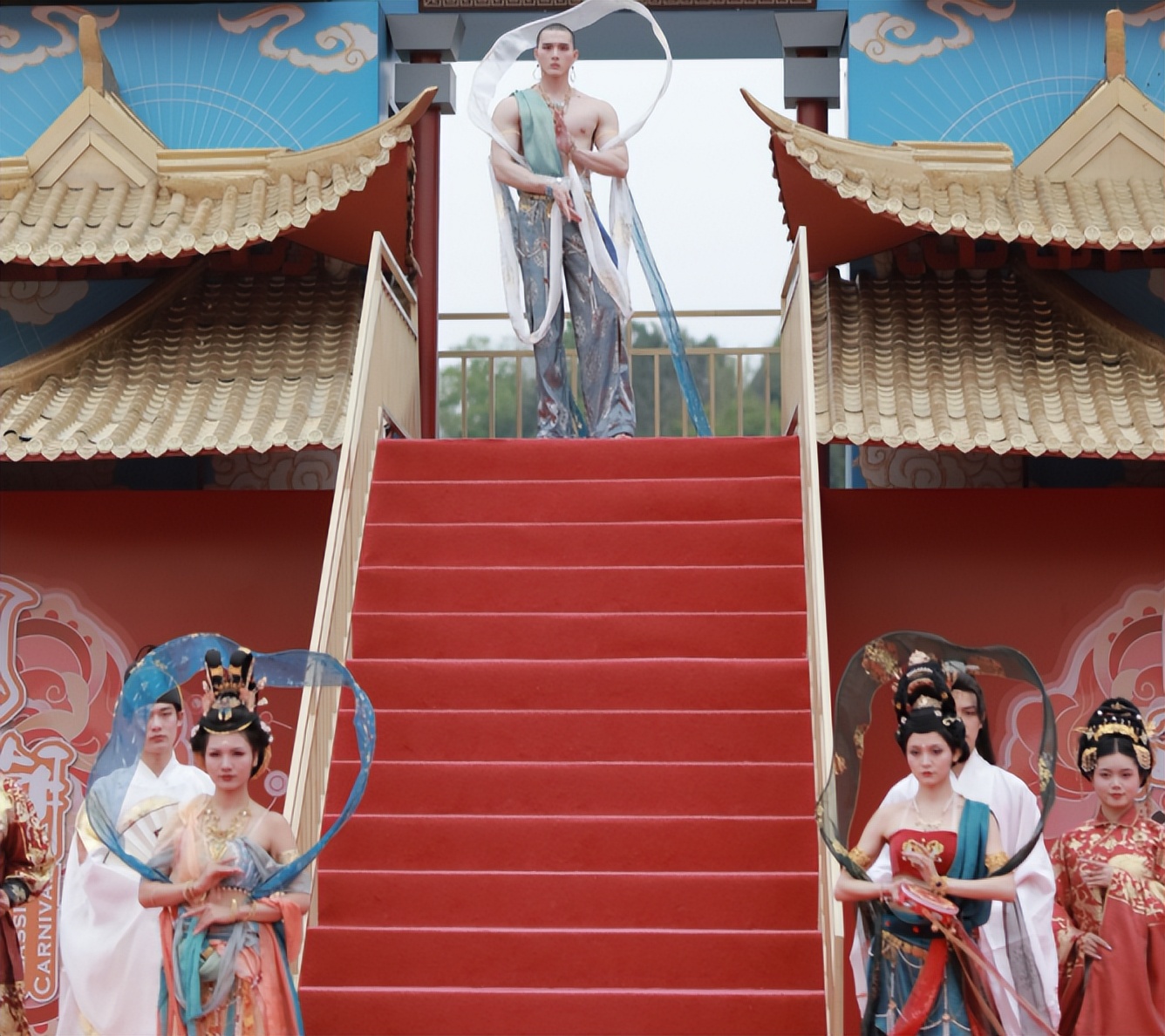 一炮走红的健身达人COSPLAY 男版敦煌飞天-哪边嗨