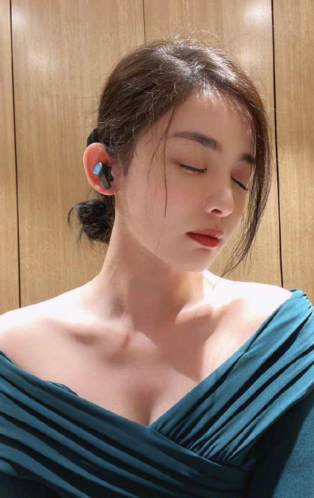 歪头图片真人(颜值天花板！古力娜扎晒怼脸拍，脸蛋360度无死角小蛮腰超抢镜)