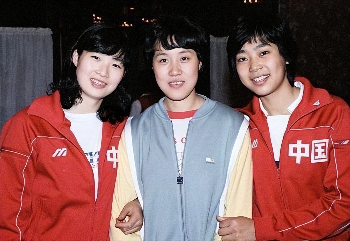 左起:巫丹,张蓉芳,梁艳袁粒心中有怨气,对父亲表现得很冷漠.