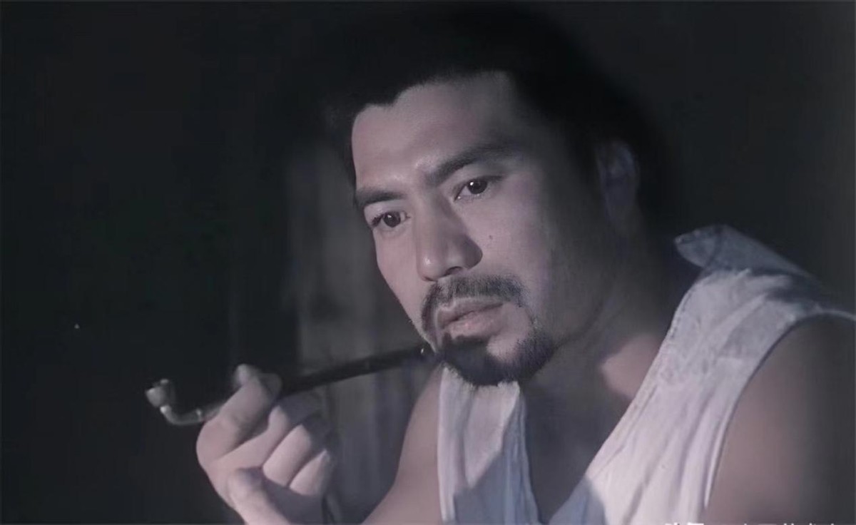 吕晓禾丰厚的回报,最终他被一位导演选中,出演了著名的电影《高山下的