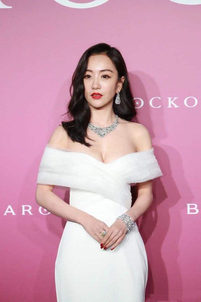 两个人在演戏中的演技都差不多,但李小冉常常是女主身份出场,而杨蓉却