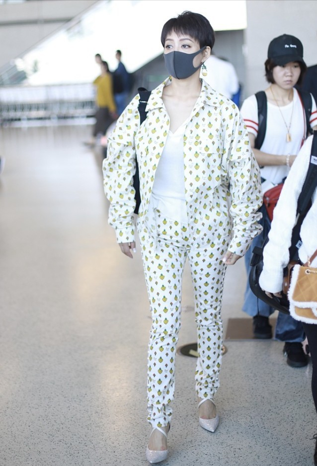 宁静真没有被年龄拘束，穿卡其色套装还像小姑娘，发型挺张扬的