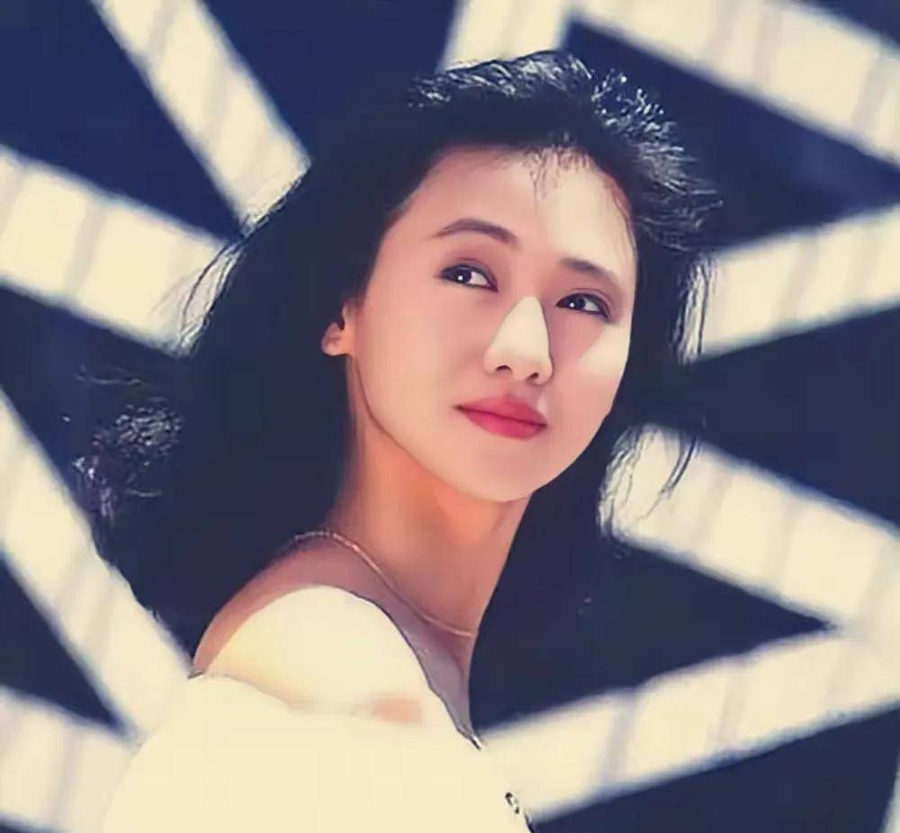 当年,王晶坐到她旁边说:"你这样拍不行,来我房间我教你!